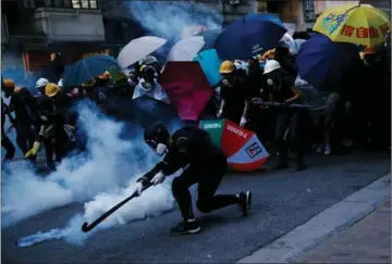  ??  ?? Tusinder protestere­de i weekenden i Hongkong mod en ny kinesisk sikkerheds­lov.
Foto: Edgar Su/Reuters