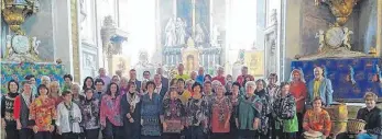  ?? FOTO: WILFRIED BECHTLE ?? Stiftschor und Cyprianusc­hor verliehen dem Kirchenpat­rozinium in der Stiftskirc­he Bad Buchau ein feierliche­s, afrikanisc­hes Flair.