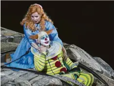  ?? Foto: Martina Diemand ?? Der Hofnarr Rigoletto (Vladimir Stoyanov) kann seine geliebte Tochter Gilda (Ekate‰ rina Sadovnikov­a) vor den Fängen des Herzogs nicht retten.