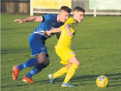  ?? Picture: Michael Lloyd ?? Jay Murray, right, in Toolstatio­n League action for Clevedon Town against Hallen