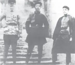  ??  ?? 1936年长征途中，吴德峰（左）与王震（中）、张子意（右）合影