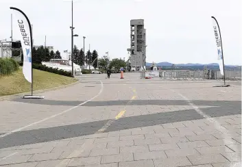  ?? PHOTO STEVENS LEBLANC ?? L’ancienne piste cyclable est toujours visible sur les quais du port. Cela a causé des frictions entre des cyclistes et des piétons venus admirer les grands voiliers.