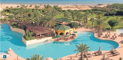  ??  ?? El hotel de Túnez, sobre el mar y un campo de golf