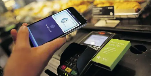  ?? Chris Rat clife / Blo mberg news files ?? A customer uses the Apple Pay system from their American Express account at a checkout till in London, England.