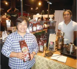  ??  ?? ARABICA COFFEE FROM CORDILLERA – Juliet Lucas shows a pack of Arabica coffee produced by coffee growers in the Cordillera Administra­tive Region (CAR). The CAR is considered the No. 1 producer of premium Arabica coffee which commands a high price in the...