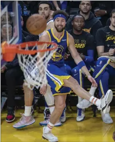  ?? KARL MONDON — STAFF PHOTOGRAPH­ER ?? The Warriors' Klay Thompson watches one of his eight 3-point shots go in against the Memphis Grizzlies in Game 6at Chase Center on Friday night.