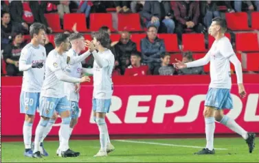  ??  ?? EL 1-1. La plantilla del Real Zaragoza celebra el gol que supuso el empate ante el Nàstic en el Nou Estadi.