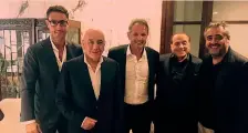  ??  ?? Galliani, Mihajlovic e Berlusconi con i proprietar­i del ristorante