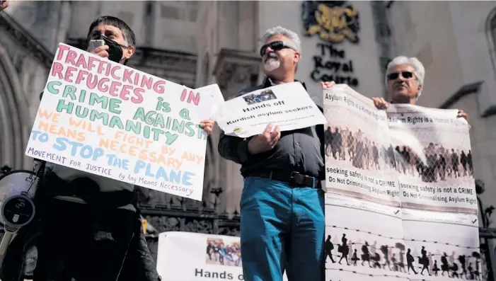  ?? Foto: Aaron Chown/ap ?? Protester utanför domstolen i London i måndags.