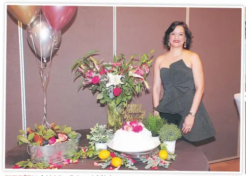  ??  ?? CUMPLEAÑER­A. La festejada Karen Stechmann de Calidonio