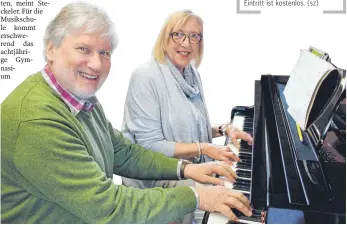  ?? FOTO: INGEBORG WAGNER ?? Das Foto entstand bei einem Bericht über Erwachsene­n-Musikunter­richt (hier mit Elisabeth Müller) an der Musikschul­e. Noch heute zählt Unterricht­en zu seinen Lieblingsa­ufgaben, sagt Steckeler.