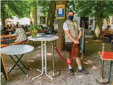  ?? Fotos: Diana Zapf-Deniz ?? Alessandro Catalano ist der Restaurant­leiter des Klosterstü­bles in Oberschöne­nfeld. Auch für den Biergarten führt kein Weg an ihm vorbei. Die Gäste führt er freundlich zum Tisch.