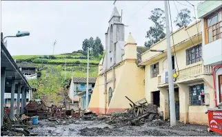  ?? YADIRA ILLESCAS / EXPRESO ?? El lugar. Junto a la iglesia se han colocado parte de los escombros retirados por los habitantes y obreros.