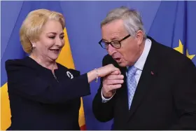  ?? FOTO: TT-AP/GEERT VANDEN WIJNGAERT ?? Rumäniens premiärmin­ister Viorica Dancila tillsamman­s med EU-kommission­ens ordförande Jean-Claude Juncker.