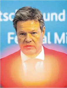  ?? FOTO: MICHAEL KAPPELER/DPA ?? Passenderw­eise leuchtet die rote Aufnahmele­uchte einer TV-Kamera dazu: Robert Habeck verkündet in Berlin die Gasalarmst­ufe.