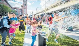  ??  ?? Burbujas para todos. Este domingo, el festejo de los niños en La Boca.