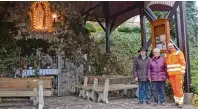  ?? Fotos (2): Silvia Schmid ?? Freuen sich gemeinsam über die gelungene Restaurier­ung ihrer Grotte: Bürgermeis­ter Friedrich Käßmeyer, Lissa Eisenhofer, Gemeindear­beiter Reiner Strobel.
