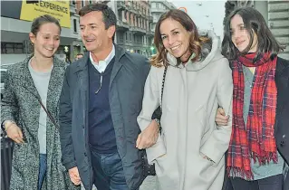  ??  ?? Con la famiglia Giorgio Gori, 57 anni, con la moglie Cristina Parodi, 53, e le figlie Angelica e Benedetta