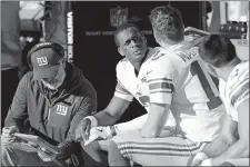  ?? BEN MARGOT/AP PHOTO ?? Giants quarterbac­k Geno Smith, left, sits on the bench with quarterbac­k Eli Manning (10) during the first half of Sunday’s game against the Raiders at Oakland, Calif.