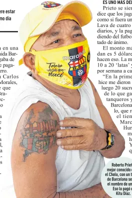  ??  ?? Roberto Prieto, mejor conocido como el Cholo, con un tatuaje de Barcelona se tapó el nombre de una ex. Eso lo pagó el
Kitu Díaz.