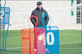  ?? FOTO: EFE ?? Diego Simeone, en el entrenamie­nto de ayer del Atleti después de hablar con la prensa