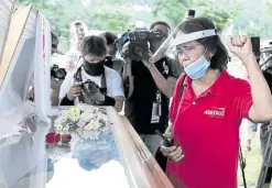  ?? —JOAN BONDOC ?? KEEPING THE FIGHT Erlinda Echanis views for the last time the body of her husband, Randall Echanis, who was found murdered in his rented apartment in Quezon City on Aug. 10.