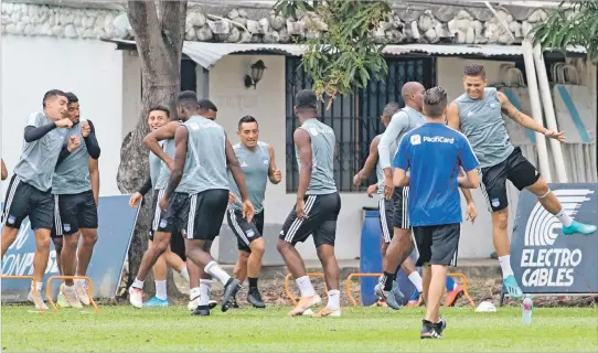  ?? CHRISTIAN VINUEZA / EXPRESO ?? Responsabi­lidad. Los azules pondrán lo mejor de su plantel hoy en la cancha del estadio Capwell, para medir a Mushuc Runa. La única baja confirmada es la del golero Esteban Dreer, por acumulació­n de cinco tarjetas amarillas.