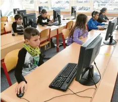  ?? Foto: Bernhard Weizenegge­r ?? Schüler der Grundschul­e Ichenhause­n lernen im Medienraum spielerisc­h digitale Grundkennt­nisse. In den nächsten Jahren soll die Ausstattun­g sukzessive weiter ver‰ bessert werden.