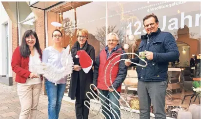  ?? RP-FOTO: MARC CATTELAENS  ?? Mitglieder der „Ideenschmi­ede Weihnachte­n“präsentier­en die Aktionen im „Klever Advent“: Susanne Rexing, Petra Hendricks, Gaby Kreusch, Hans Heinz Hübbers, Dirk Janssen (von links).