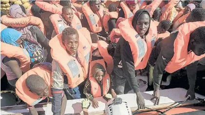  ?? AFP ?? Rescatados. En la foto un grupo de migrantes africanos que fueron salvados por la prefectura italiana.