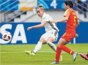  ?? FOTO: AFP ?? Giulia Gwinn ( li.) erzielt mit einem fulminante­n Schuss das 1: 0 für Deutschlan­d.