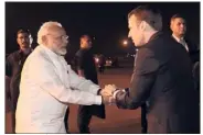  ?? (Photo AFP) ?? Le chef de l’État français a été accueilli par son homologue indien, Narendra Modi.