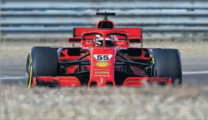  ??  ?? Carlos Sainz, al volante del Ferrari SF71H de 2018 con el que realizó su debut con la escudería italiana en el circuito de Fiorano, propiedad de la marca.