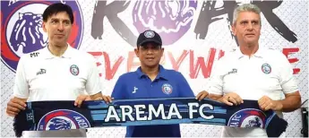  ?? RADAR MALANG ?? BAGI TUGAS: Milan Petrovic (kiri) didampingi Joko Susilo (tengah) saat diperkenal­kan sebagai asisten pelatih Arema FC.