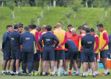  ??  ?? EL CENTRO DE ATENCIÓN. Messi con su nueva e impactante imagen acaparó todas las miradas.