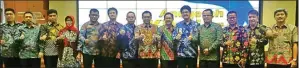  ??  ?? APRESIASI: Kepala Dispendik Jatim Saiful Rachman (lima dari kanan) dan Kepala Dispendik Surabaya Ikhsan (enam dari kanan) saat penerimaan anugerah Kihajar 2017.