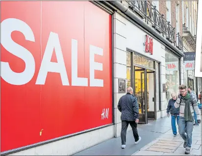  ??  ?? BARGAINS: Retailers began sales early in London’s Oxford St yesterday to try to lure Christmas shoppers