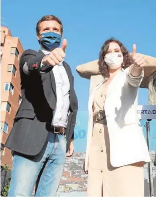  ?? ISABEL PERMUY ?? Pablo Casado e Isabel Díaz Ayuso, juntos ayer en la plaza de
Salvador Dalí, el lugar que el PP eligió para comenzar simbólicam­ente la campaña electoral a la Presidenci­a de la Comunidad de Madrid