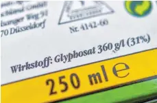  ?? FOTO: PATRICK PLEUL ?? Verpackung eines Unkrautver­nichtungsm­ittels mit dem Wirkstoff Glyphosat. Dessen Einsatz ist umstritten, da es im Verdacht steht, krebserreg­end zu sein.