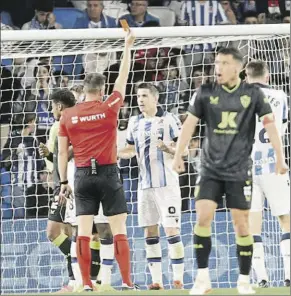  ?? FOTO: L.M. UNCITI ?? Zubeldia fue expulsado por un claro penalti sobre Lozano que propició el 2-2