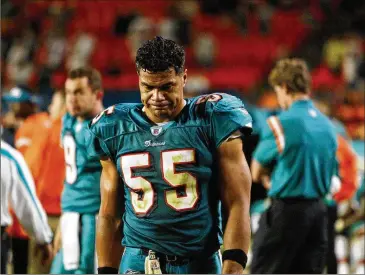  ?? PALM BEACH POST ?? Linebacker Junior Seau, who played from 1990-2009 with the Chargers, Dolphins and Patriots, committed suicide in 2012. An examinatio­n of his brain showed he had chronic traumatic encephalop­athy.