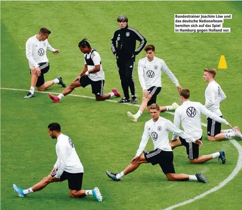  ??  ?? Bundestrai­ner Joachim Löw und das deutsche Nationalte­am bereiten sich auf das Spiel in Hamburg gegen Holland vor.