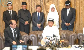  ?? — Photo by Chimon Upon ?? Abang Johari, with Uggah beside him, speaks to the media. Behind them (from left) are Hii, Ahmad Nadzri, Dr Sim, Fatimah and Abdul Karim.