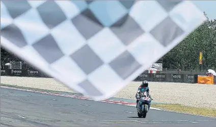  ?? FOTO: AP ?? Alex Márquez dominó de principio a fin la carrera de la categoría intermedia para ser el primero en ver la bandera a cuadros