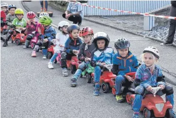  ?? FOTO: ALOIS GROSS ?? Die Bobby-Car-Rennfahrer stehen zum Start bereit.