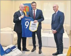  ??  ?? PLAN. Infantino y Rubiales visitaron a Pedro Sánchez en Moncloa.