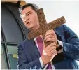  ?? Foto: dpa ?? Markus Söder erntet viel Kritik für den Kreuz Erlass. Und auch Spott.