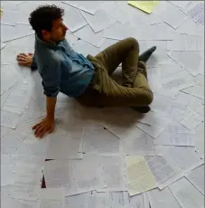  ??  ?? Thomas Visonneau au milieu des lettres d’adolescent­s.© Théâtre Ducourneau