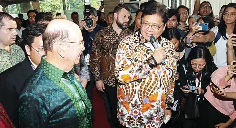 ?? HARITSAH ALMUDATSIR/JAWA POS ?? JAGA HARMONI: Wilbur Ross (kiri) menemui Airlangga Hartarto di kantor Kemenko Perekonomi­an, Jakarta, kemarin (6/11).