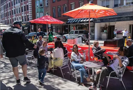  ?? BOSTON HERALD FILE ?? AL FRESCO FIASCO: Guests dine at Caffe Paradiso on Hanover Street on May 1